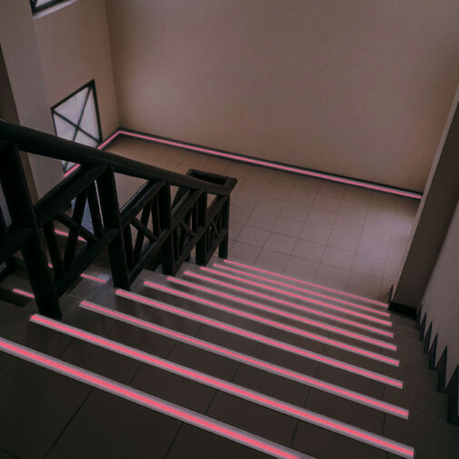 11075 • Csúszásmentes ragasztószalag - foszforeszkáló jelölőcsíkkal - 5 m x 50 mm - 5 féle